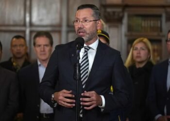 Escapada de fin de semana pone en la cuerda floja al ministro de Vivienda de Colombia