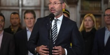 Escapada de fin de semana pone en la cuerda floja al ministro de Vivienda de Colombia
