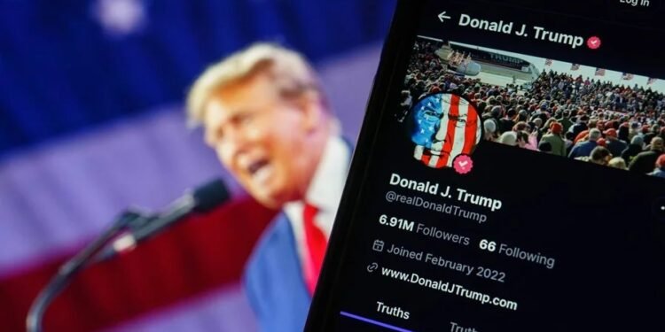 Demandan a Donald Trump por vender el acceso rápido a mensajes en su red social Truth Social