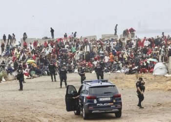 Más de mil migrantes vuelven a concentrarse en playa de Ceuta tras desalojo