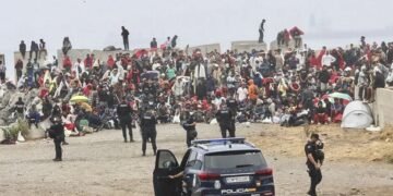 Más de mil migrantes vuelven a concentrarse en playa de Ceuta tras desalojo