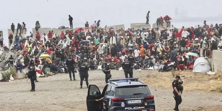 Más de mil migrantes vuelven a concentrarse en playa de Ceuta tras desalojo