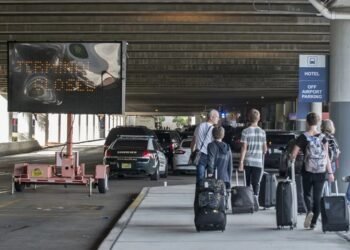 Mueren ocho personas tras accidente aéreo en Alaska