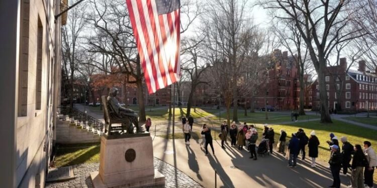Juez desestima demanda de Trump que alega antisemitismo en Harvard