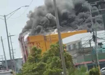 Incendio afecta tienda L&R en Marginal Las Américas