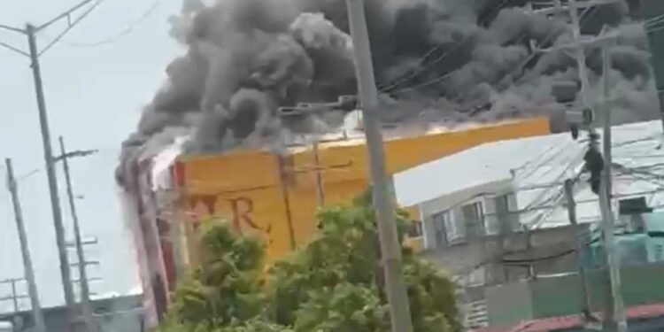 Incendio afecta tienda L&R en Marginal Las Américas