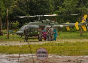 Los supervivientes de las inundaciones entre Nepal y China llegan a zonas seguras