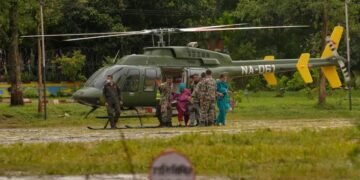 Los supervivientes de las inundaciones entre Nepal y China llegan a zonas seguras