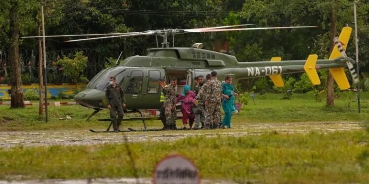 Los supervivientes de las inundaciones entre Nepal y China llegan a zonas seguras