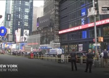 Mujer apuñala a dos personas en Times Square y es abatida por la policía