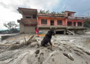 Lago recién formado aviva temores de más inundaciones en la frontera Nepal-China