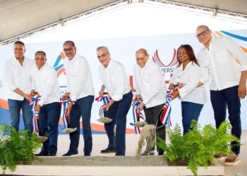 Abinader y rector de la UFHEC dan primer picazo a Plaza ARCASA en San Juan