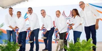 Abinader y rector de la UFHEC dan primer picazo a Plaza ARCASA en San Juan