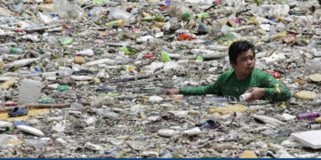 Lluvias monzónicas provocan inundaciones y acumulación de basura en Metro Manila