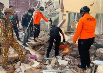 Terremoto frente a Indonesia deja al menos 40 muertos y edificios derrumbados