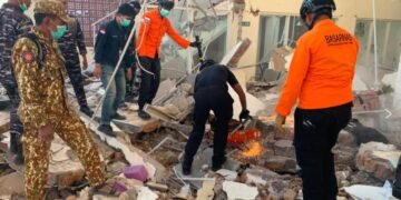 Terremoto frente a Indonesia deja al menos 40 muertos y edificios derrumbados