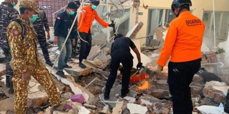 Terremoto frente a Indonesia deja al menos 40 muertos y edificios derrumbados