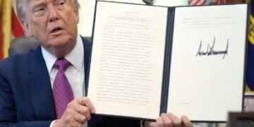 Trump firma una orden que cambia el nombre del lago Ontario a «Lago América» ​​en los Estados Unidos