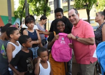 Regidor Moya entrega útiles escolares a niños de San Carlos y otros sectores