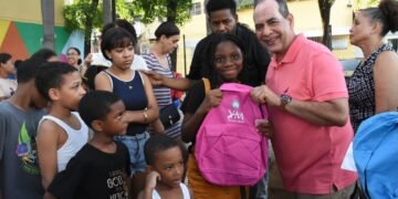 Regidor Moya entrega útiles escolares a niños de San Carlos y otros sectores