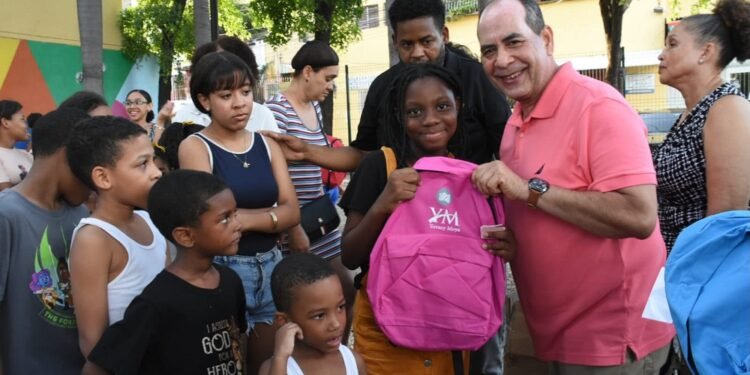 Regidor Moya entrega útiles escolares a niños de San Carlos y otros sectores