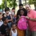 Regidor Moya entrega útiles escolares a niños de San Carlos y otros sectores