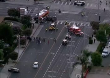 Los Ángeles, EEUU: Helicóptero se estrella y mata a tres personas cerca de choque de autobús