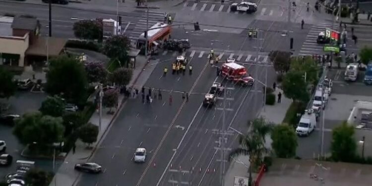 Los Ángeles, EEUU: Helicóptero se estrella y mata a tres personas cerca de choque de autobús