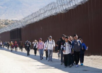 Casi seis de cada 10 migrantes liberados en la frontera eran mujeres y niños, un cambio drástico respecto de unos años antes.