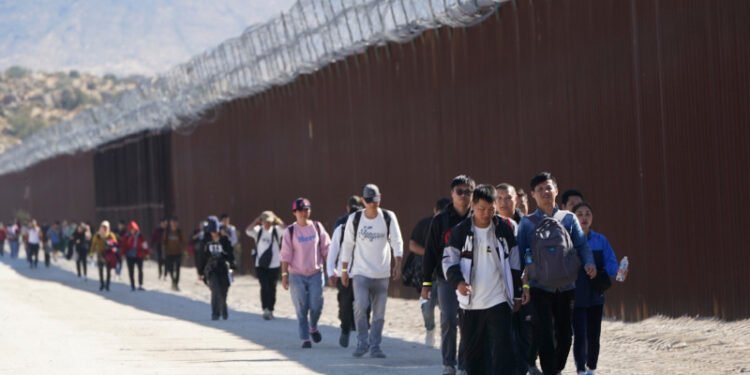 Casi seis de cada 10 migrantes liberados en la frontera eran mujeres y niños, un cambio drástico respecto de unos años antes.