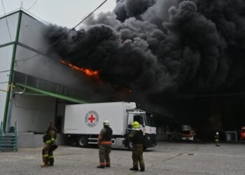 Drones ucranianos matan a 2 personas en Rusia; Moscú ataca el puerto principal del mar Negro