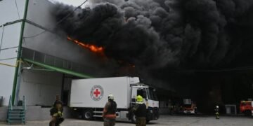 Drones ucranianos matan a 2 personas en Rusia; Moscú ataca el puerto principal del mar Negro