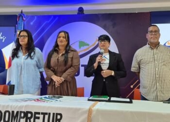 Carmen Bretón, secretaria general de Adompretur hace el llamado al quórum para el inicio de la asamblea.