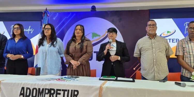 Carmen Bretón, secretaria general de Adompretur hace el llamado al quórum para el inicio de la asamblea.