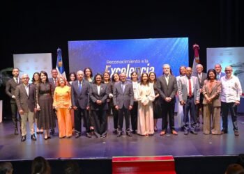 El magistrado Napoleón R. Estévez Lavandier, presidente del Tribunal Constitucional, junto a magistrados y servidores galardonados durante el acto «Excelencia del Servidor Constitucional 2025».