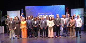 El magistrado Napoleón R. Estévez Lavandier, presidente del Tribunal Constitucional, junto a magistrados y servidores galardonados durante el acto «Excelencia del Servidor Constitucional 2025».