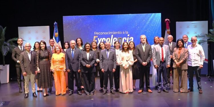 El magistrado Napoleón R. Estévez Lavandier, presidente del Tribunal Constitucional, junto a magistrados y servidores galardonados durante el acto «Excelencia del Servidor Constitucional 2025».