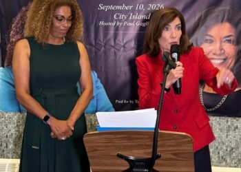 Gobernadora Kathy Hochul respalda candidatura de Yudelka Tapia