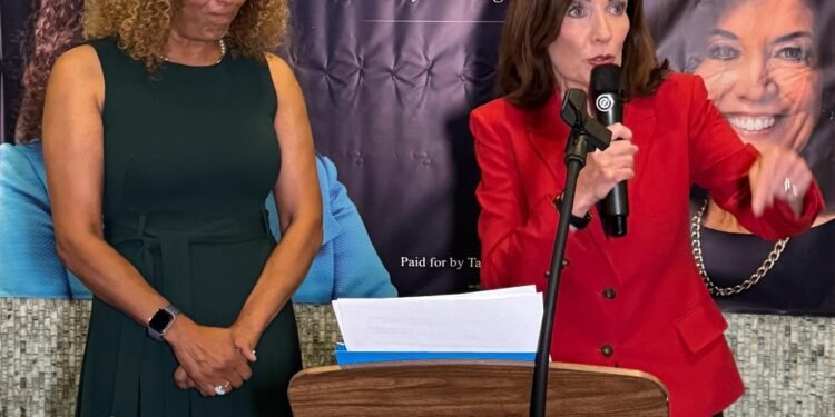 Gobernadora Kathy Hochul respalda candidatura de Yudelka Tapia