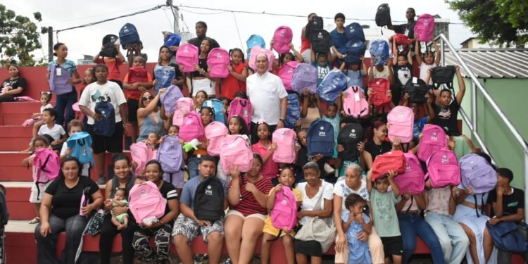Regidor Moya entrega útiles escolares en la Circunscripción 1