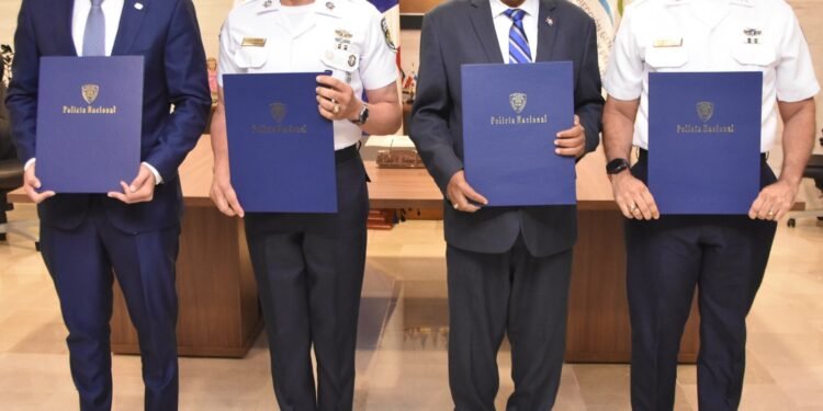 Firman resolución que beneficia a jubilados y pensionados de la Policía