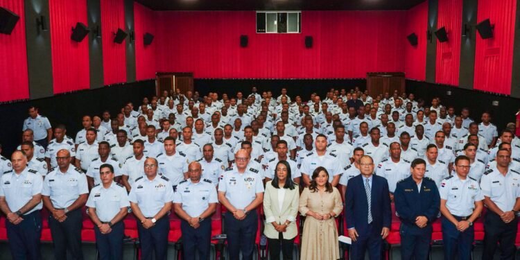 Mujer lleva jornada contra violencia a la Fuerza Aérea