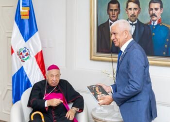 Senado reconoce a monseñor Ramón Benito de la Rosa y Carpio