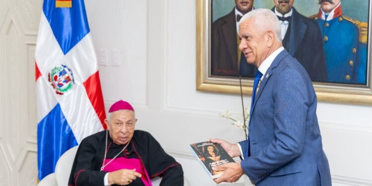 Senado reconoce a monseñor Ramón Benito de la Rosa y Carpio