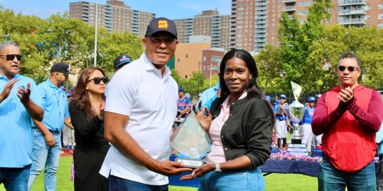 Gran torneo de béisbol de la FDDNY reúne a 48 equipos y celebra 40 años de deporte y comunidad