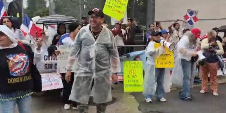 Protestan en NY durante acto presidido por el presidente Abinader
