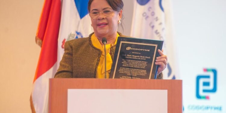 CODOPYME reconoce trayectoria y aportes de Maira Morla Pineda al desarrollo de las MIPYMES
