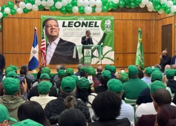 Leonel Fernández encabeza juramentación de 392 nuevos miembros de la FP en New Jersey