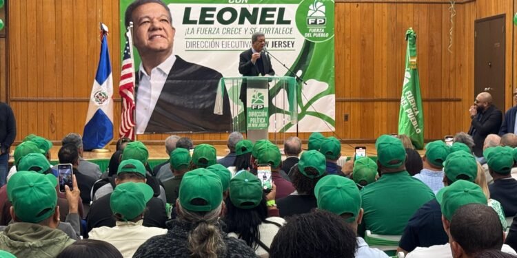Leonel Fernández encabeza juramentación de 392 nuevos miembros de la FP en New Jersey