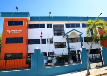INTRANT fiscaliza empresa de hormigón y conductor por arrojar concreto en vía pública
